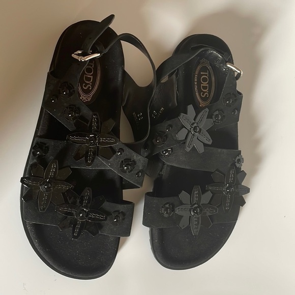 Tod's Black Sandalo Gomma Patent Leather Upper Floral Detail Sandals - Picture 3 of 7